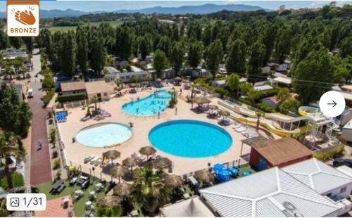 une vue aérienne d'une piscine dans un complexe hôtelier dans l'établissement Siblu le Montourey frejus, à Fréjus
