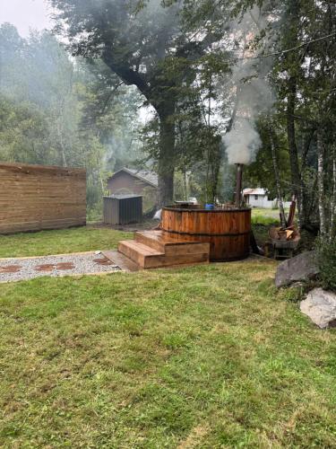Una parrilla de leña en un patio con humo. en Pucon Villarrica Aldea Molco, en Molco