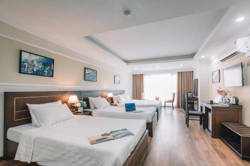 Postel nebo postele na pokoji v ubytování Hanoi Hotel & Spa