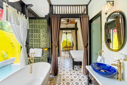 une salle de bains avec baignoire et lavabo dans l'établissement Rosie Countryside villa- 1BR retreat, à Hiếu Nhơn