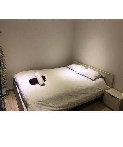une chambre avec un lit avec une serviette dessus dans l'établissement Chambre de shanny, à Saint-Genis-Laval