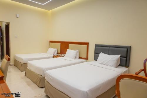 Postel nebo postele na pokoji v ubytování Al Jabal Hotel