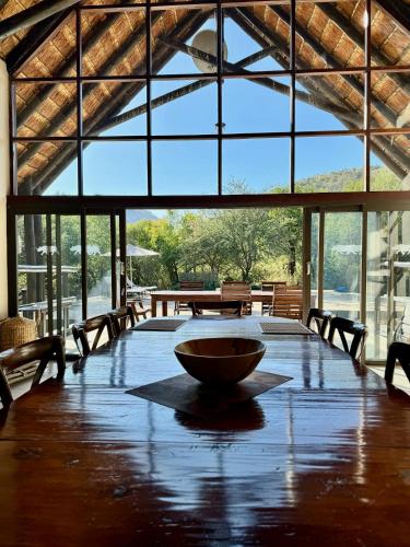 Imagen de la galería de Pangolin Game Lodge - Self Catering, incl 2 game drives per day, en Matlhagame