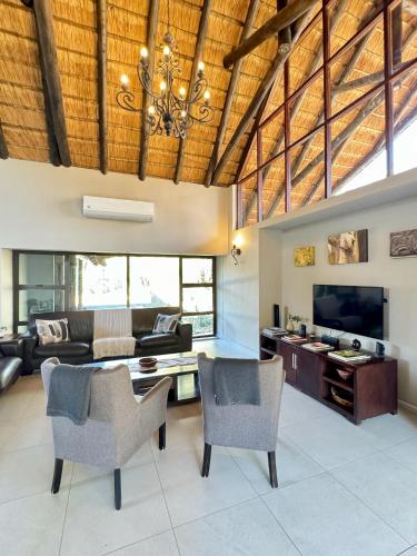 Zona de estar de Pangolin Game Lodge - Self Catering, incl 2 game drives per day