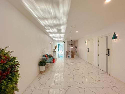 a hallway with a tile floor and a ceiling at Baan Sailboat Beach Kohlarn in Ko Larn