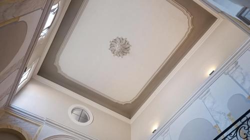 d'un plafond à caissons avec un lustre. dans l'établissement Appartement IM T2 ds hôtel particulier proche Palais des Papes, à Avignon