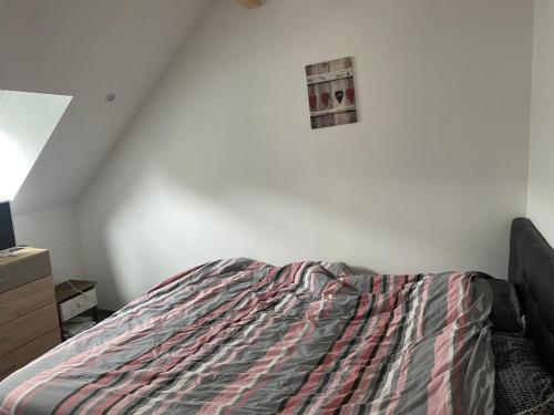 une chambre avec un lit et un tableau au mur dans l'établissement Appartement à la campagne, à La Motte-Servolex