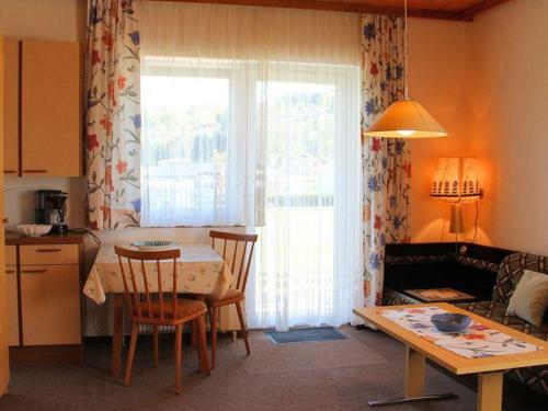 una cucina con tavolo e tavolo e una finestra di Haus Bärnthaler a Faak am See