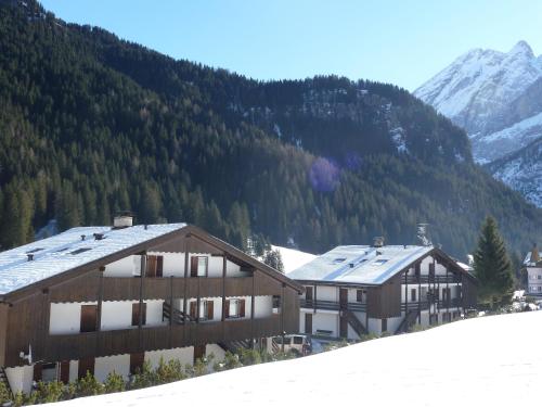 Vista generica sulle montagne o vista sulle montagne dall'interno dell'aparthotel
