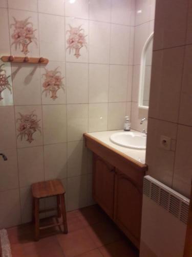 une salle de bain avec un lavabo et un miroir dans l'établissement La maison d'hotes des ferrages, à Tavernes