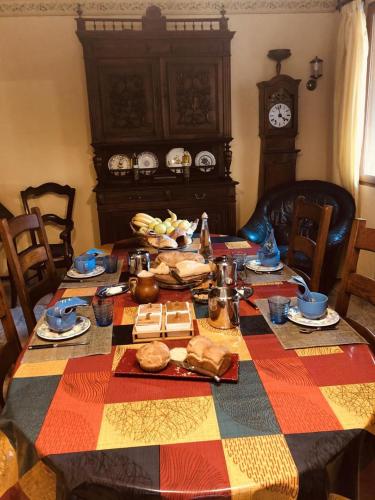 - une table à manger avec un chiffon de table en damier dans l'établissement La maison d'hotes des ferrages, à Tavernes