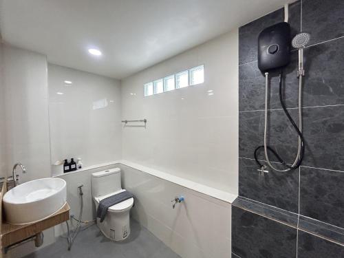 Koupelna v ubytování 5BR Villa, 6min to Lee Garden, with Pool&Gym,18 PAX - StarLight
