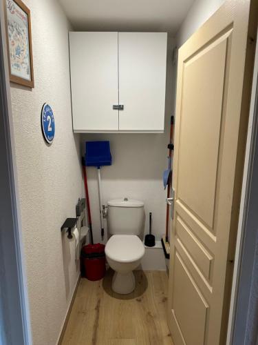 La petite salle de bains est pourvue de toilettes et d'une armoire blanche. dans l'établissement Appartement T3 cosy refait à neuf avec vue lac et montagnes et avec garage, aux Angles