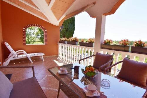 Klimatisierte Wohnung in Valica mit Großem Garten