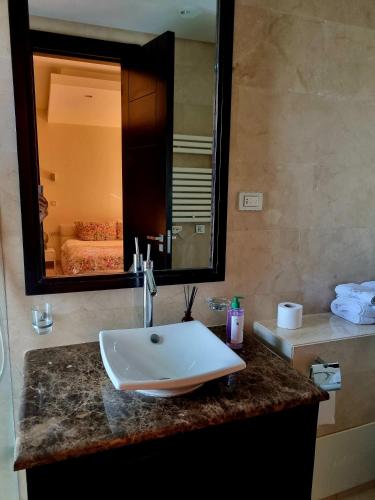a bathroom with a sink and a large mirror at Villa Mazagan de luxe 6 chambres face mer 1000m2 in El Jadida