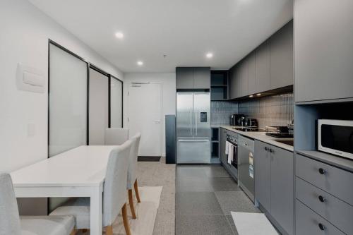 ベルコナンにあるBeautiful 2 BR Lakeside Viewのキッチン(白いテーブル、白いカウンタートップ付)