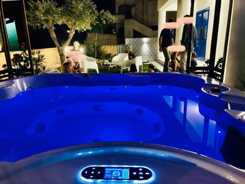 a jacuzzi tub with a clock in the middle at Le case di Fiò in Sciacca