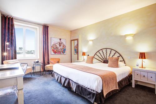 Postel nebo postele na pokoji v ubytování Auberge Du Roua