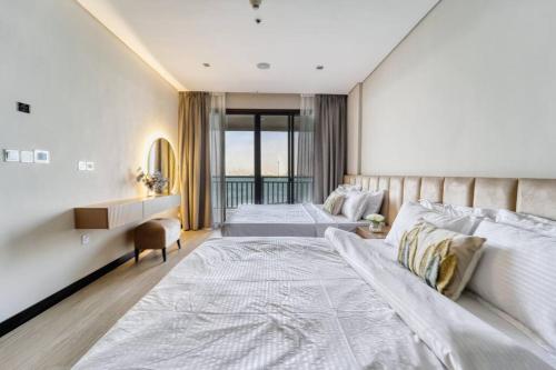 2 posti letto in camera d'albergo con un grande letto di FIRST CLASS 1BR Anantara The Palm Hotel a Dubai