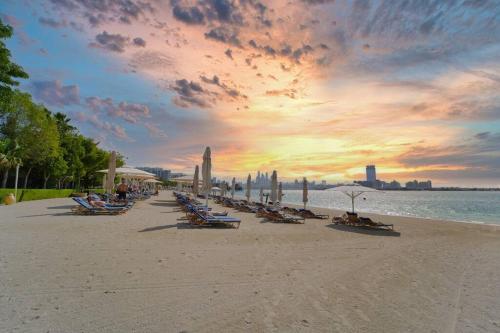 Palm Paradise 1BR - Beachfront Escape with Pool, Gym, Parking & Balcony