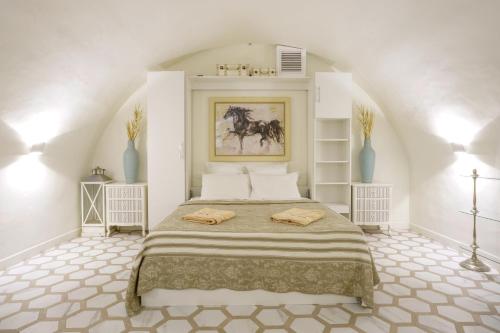 une chambre avec un lit avec deux serviettes dessus dans l'établissement Villa Tropez, à Saint-Tropez