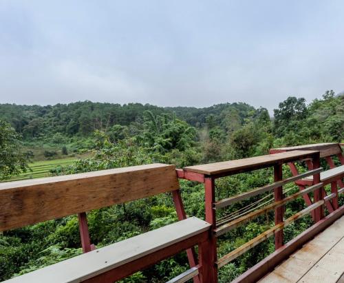 two benches sitting on top of a viewing deck at Palacoffeehouse ปางอุ๋ง in Ban Huai Makhuea Som