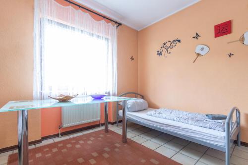 Postel nebo postele na pokoji v ubytování Arbeiterapartment mit 2 Betten, Küche, Bad