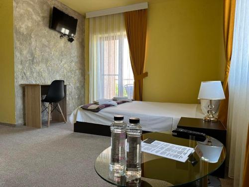 Postel nebo postele na pokoji v ubytování Complex MONACO HOTEL & CASINO