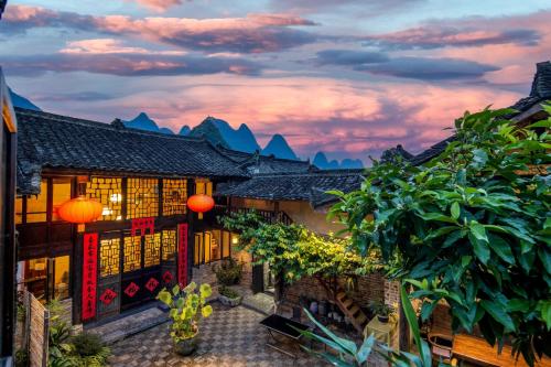 Pemandangan gunung umum atau pemandangan gunung yang diambil dari hotel