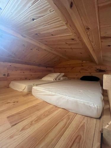 Cette chambre dispose de 2 lits et d'un plafond en bois. dans l'établissement Chalet 2 chambres, à Coullons