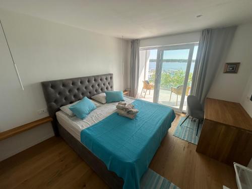 Ένα ή περισσότερα κρεβάτια σε δωμάτιο στο Villa Seawave - on the beach!