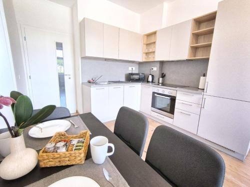 Kuchyň nebo kuchyňský kout v ubytování Isabel's Suites