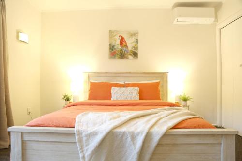 Postel nebo postele na pokoji v ubytování Skyline Haven - Entire Apartment - Free Parking, Espresso, Netflix - 15m to CBD, Stadium, Ferry