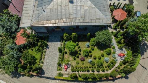 an overhead view of a garden in front of a house at სასტუმრო ამელი/Hotel Ameli in Tʼelavi