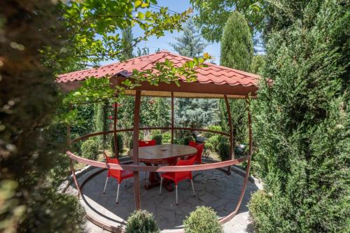 Κήπος έξω από το სასტუმრო ამელი/Hotel Ameli