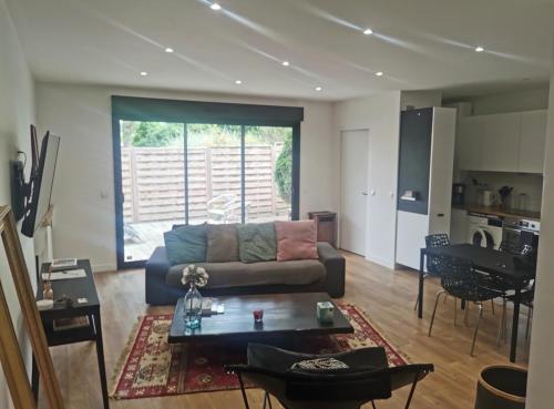 un salon avec un canapé et une table dans l'établissement Superbe Loft d'artiste, à Romainville