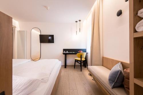 Ein Bett oder Betten in einem Zimmer der Unterkunft Kronplatz-Resort Hotel Kristall