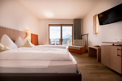 Ein Bett oder Betten in einem Zimmer der Unterkunft Kronplatz-Resort Hotel Kristall