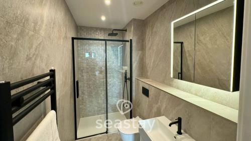 Ванная комната в Sunrise Escape 2 Bed Inc Parking