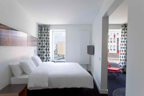 Postel nebo postele na pokoji v ubytování Hotel Gat Point Charlie