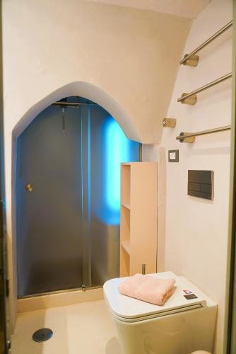 a bathroom with a toilet and a shower at La Chianca Rosa - RIFUGIO ROMANTICO ad Ostuni in Ostuni