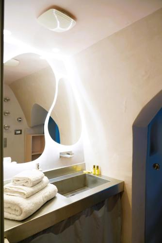 a bathroom with a sink and a mirror at La Chianca Rosa - RIFUGIO ROMANTICO ad Ostuni in Ostuni