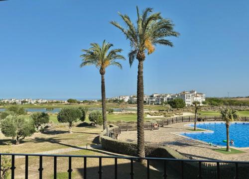 Πισίνα στο ή κοντά στο Stunning apartment with pool, golf and lake views