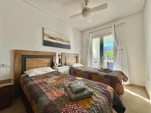Katil atau katil-katil dalam bilik di Stunning apartment with pool, golf and lake views