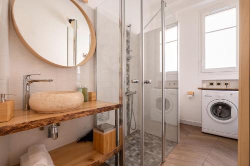 une salle de bain avec une douche, un lavabo et un miroir dans l'établissement Le Félix - Proche métro, tous commerces, à Paris