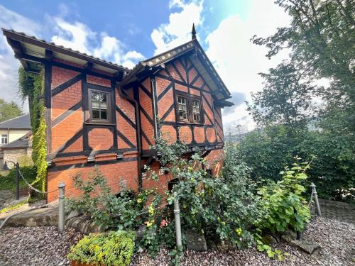 a small house in the middle of a garden at Ferienhaus Villa Frosch in Meiningen