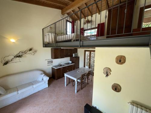 una sala de estar con un sofá y una mesa en schönes Ferienhäuschen in ruhiger Lage für max. 4 Personen mit Pool, en Olzano