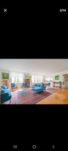 un grand salon avec un canapé bleu et un salon dans l'établissement Paris chic Trocadero, à Paris