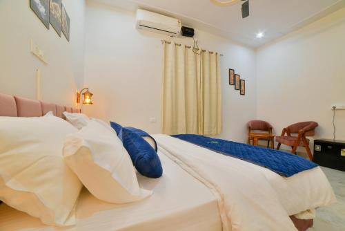 Postel nebo postele na pokoji v ubytování SAMALIA AGRO RESORT VRINDAVAN