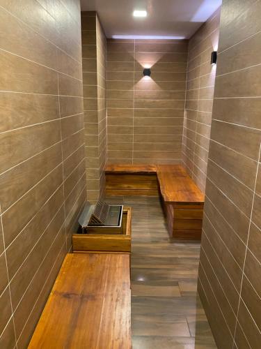 een sauna met houten banken in een kamer bij Lindo flat no Serra Class in Canela